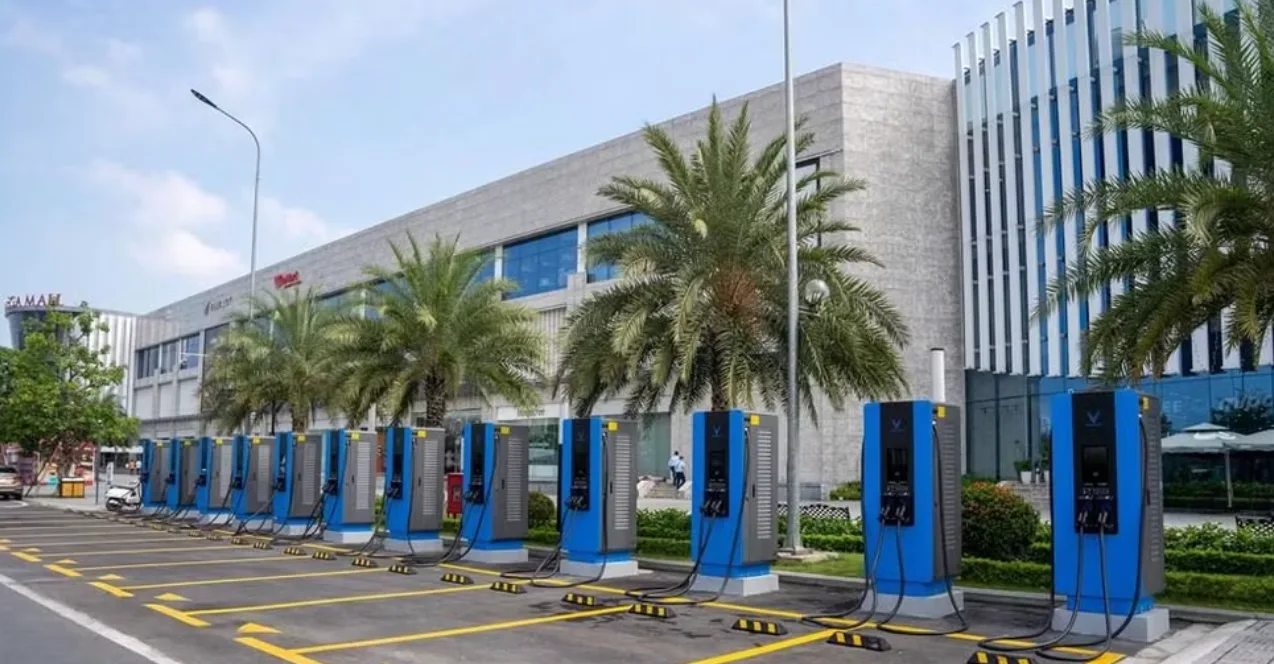 Outdoor EV charging station deployment using high-brightness waterproof touch displays