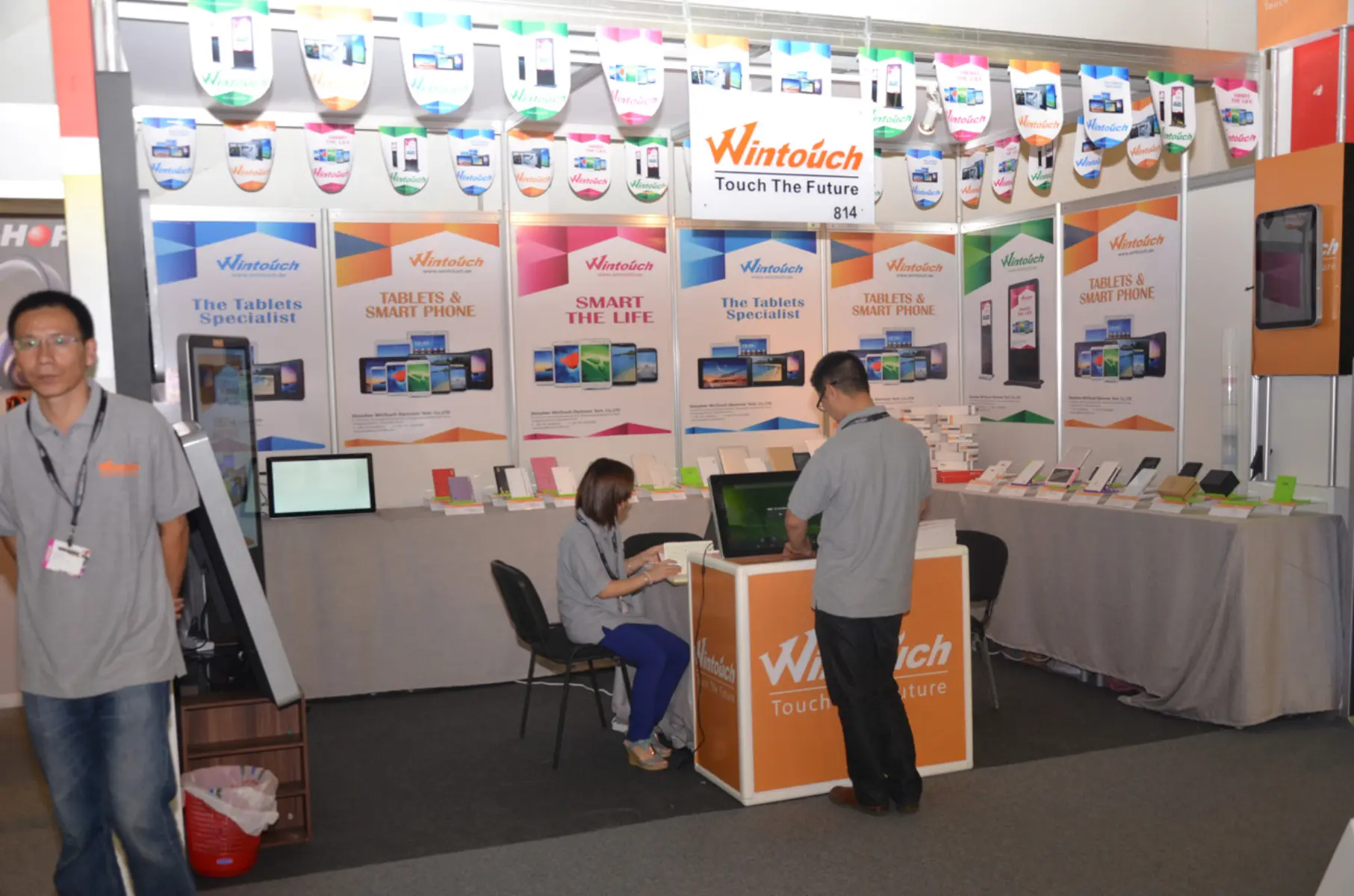 Wintouch team meeting with distributor at GITEX Dubai 2013